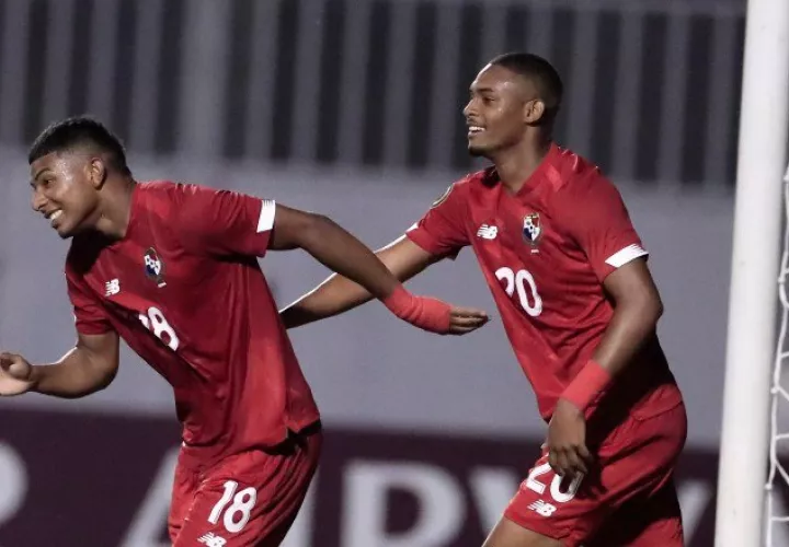 Kevin Garrido (der.) y Carlos River de Panamá, celebran un gol ante Aruba. Hoy enfrentan a Guatemala. Foto: EFE