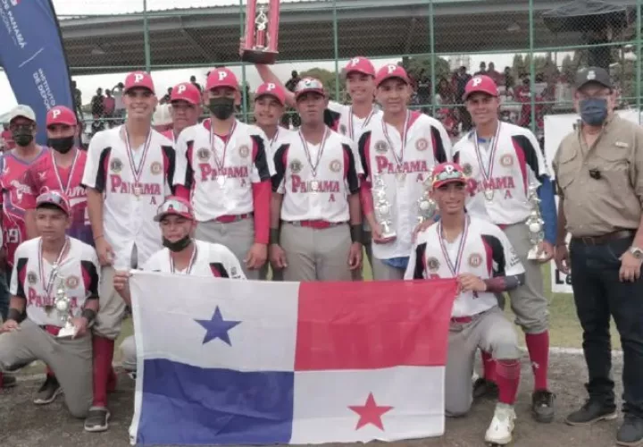 Panamá A con las medallas y el trofeo del título de Latinoamérica. Foto: Pandeportes