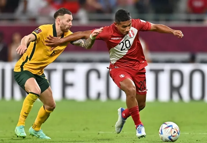 Martin Boyle de Australia (izq.) disputa el balón contra Edison Flores de Perú, durante el partido de repesca. Foto: EFE