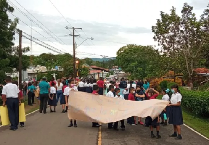 La situación ha llevado al cierre  de la vía en la entrada de Los Pozos. Foto: Thays Domínguez
