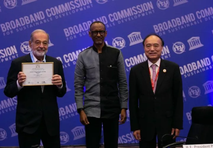 El Ing. Carlos Slim Helú recibió el premio WSIS por la creación de la plataforma Monitor FCS. Foto / Cortesía. 