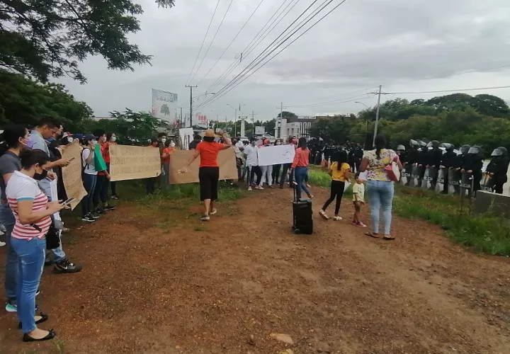 Los manifestantes señalaron que el costo de la gasolina y de los alimentos les afectan grandemente. Foto: Thays Domínguez