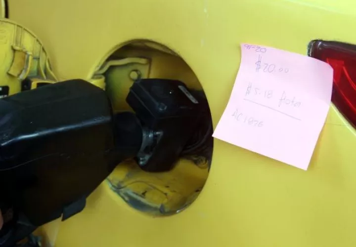 A la par que comenzó a regir el congelamiento del diésel y la gasolina a los transportistas, este viernes comenzó a regir un nuevo incremento en los precios de la gasolina. Foto: Archivo