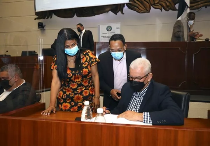 Durante el debate, autoridades municipales concluyeron que la Ley de Contrataciones Públicas ha sido muy dura para los municipios de difícil acceso. Foto: Cortesía