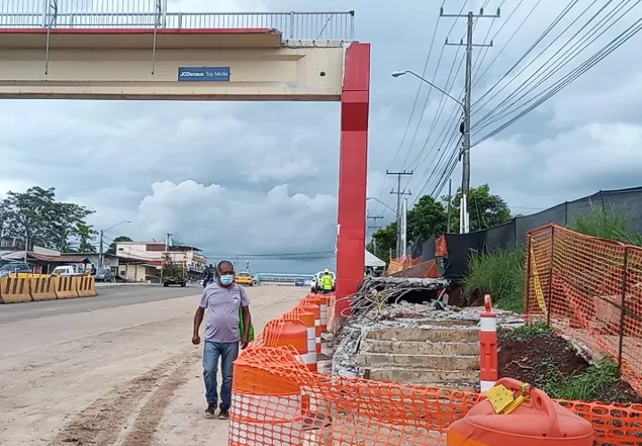 En la pasarela peatonal se construirá la estación número 12 de la Línea 3 del Metro. Foto: Eric A. Montenegro
