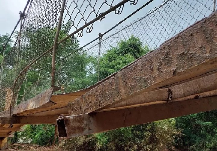 El puente colgante de la comunidad de Quije fue dañado en sus estructuras. Foto. Sinaproc