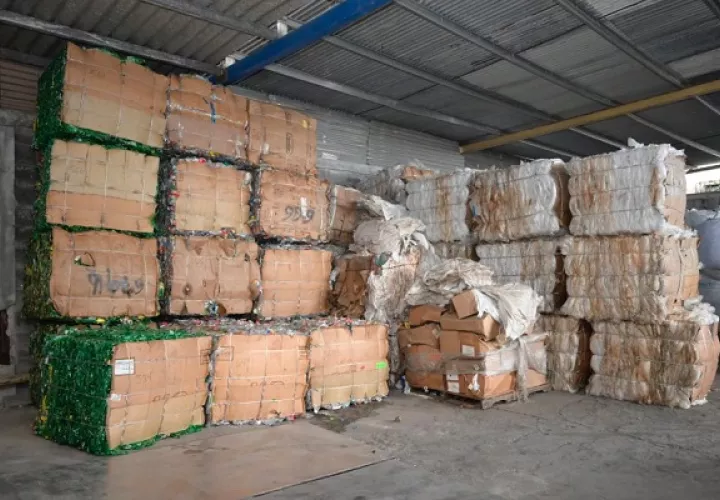 El material se usa para la elaboración de plásticos, escobas y cajas para almacenaje de alimentos. Foto: Recimetal