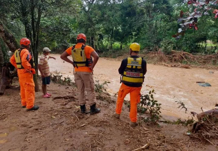 El río Chico se salió de su cauce y ocasionó daños estructurales en un puente colgante en su base y estructura y las familias fueron reubicadas debido al riesgo. Foto. Sinaproc