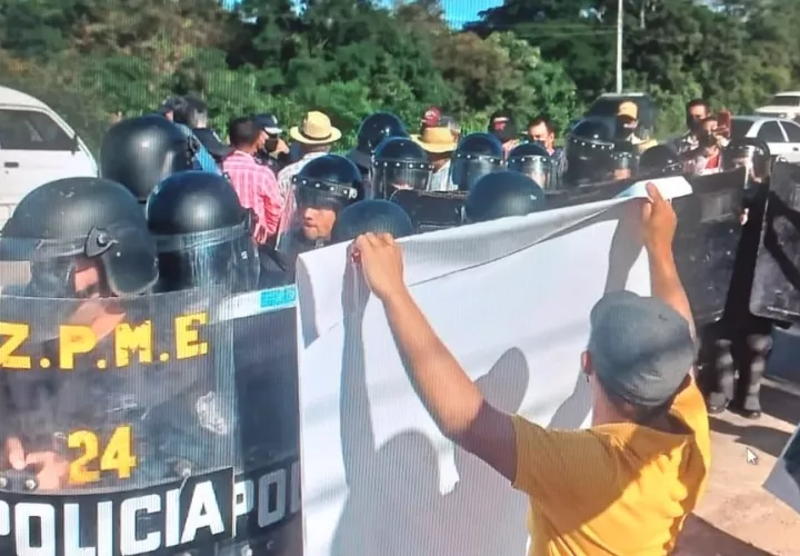 Unidades de Control de Multitudes los desalojaron del puente sobre el río La Villa. Foto: Thays Domínguez