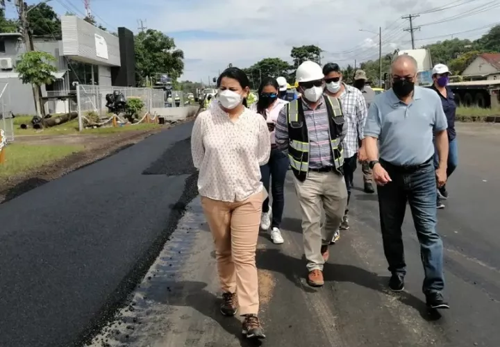  Librada De Frías, viceministra de Obras Públicas inspeccionando las obras. Foto: Diomedes Sánchez  