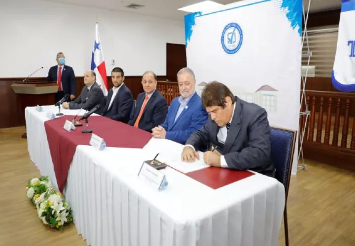 Magistrados del TE firman contrato por nueve millones de dólares con BB&M S.A.. Foto: Cortesía TE