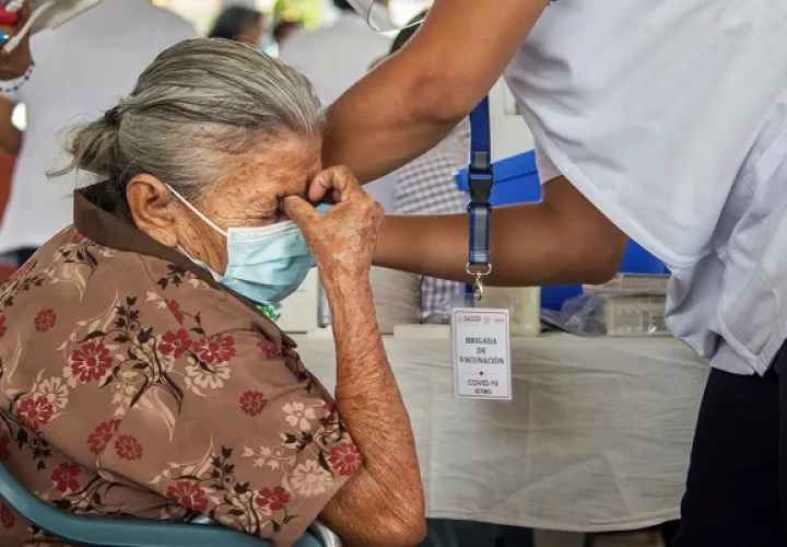 La recomendación de vacunas en adultos mayores es de cuatro dosis. Foto: EFE