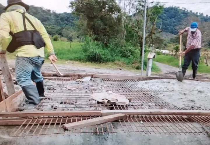 El MOP realiza trabajos de construcción de un vado tipo Llanero, sobre la quebrada Tizingal. Foto: José Vásquez