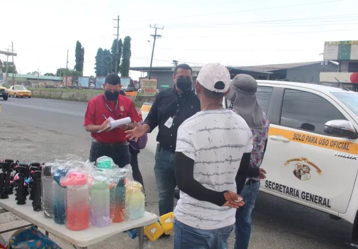 El operativo abarcó a 35 puestos de venta de buhonería en Barrio Balboa y Barrio Colón. Foto: Eric A. Montenegro
