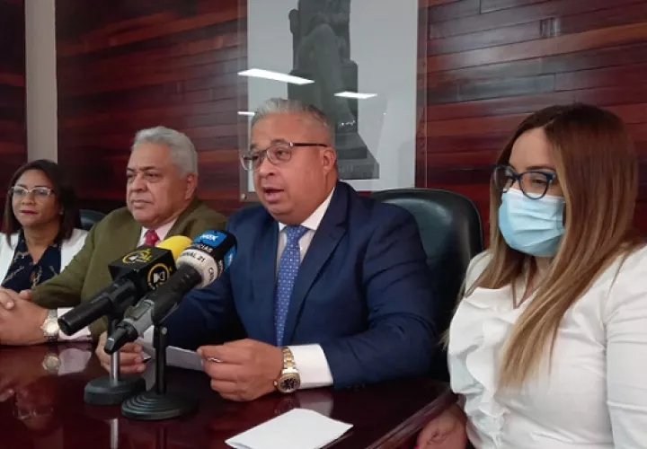 El abogado Roiniel Ortiz (saco negro), junto con otros juristas realizaron una conferencia de prensa en el Colegio de Abogados.  Víctor Arosemena.