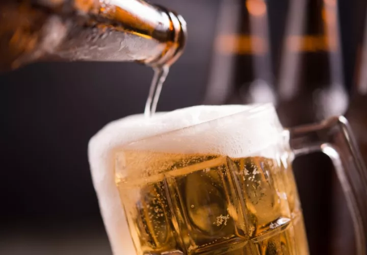 Los riesgos del consumo de alcohol difieren según la edad. Foto: EFE