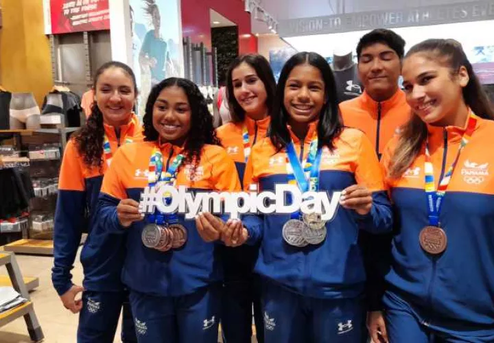 Atletas muestran sus medallas logradas recientemente. Foto: Aurelio Martínez
