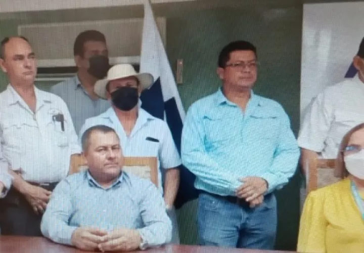 Los alcaldes de Herrera, Los Santos, Veraguas y Coclé, pidieron un cese al cierre de vías. Foto: Thays Domínguez