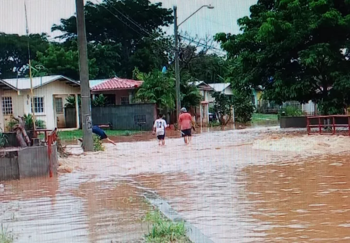 Con los fuertes aguaceros recientes, volvieron varias residencias a ser afectadas. Foto: Thays Domínguez