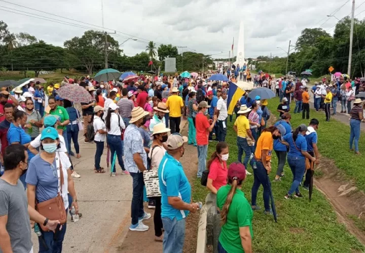En la región de Azuero se mantiene el cierre de las principales vías. Foto. Thays Domínguez