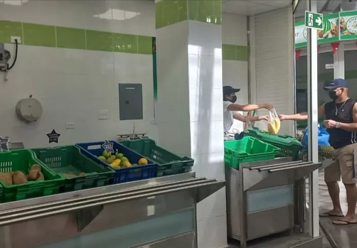 Algunos locales aún se encuentran cerrados por falta de productos, mientras que los vendedores esperan mayor afluencia de visitantes. Foto. Thays Domínguez