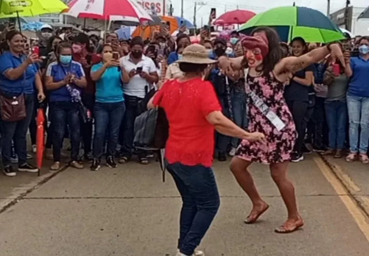 Un parrampán puso el toque de humor y folklore a la manifestación. Foto: Thays Domínguez