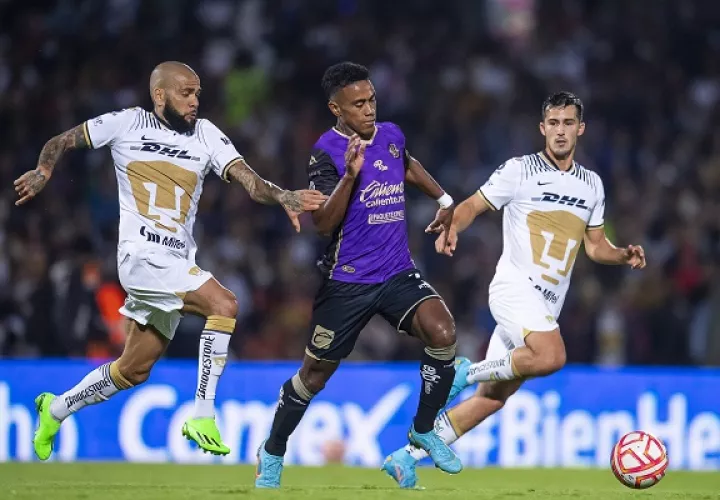 Dani Alves (izq.) y Édgar Yoel Bárcenas (cent) en la disputa del balón. Foto: @yoelbar23