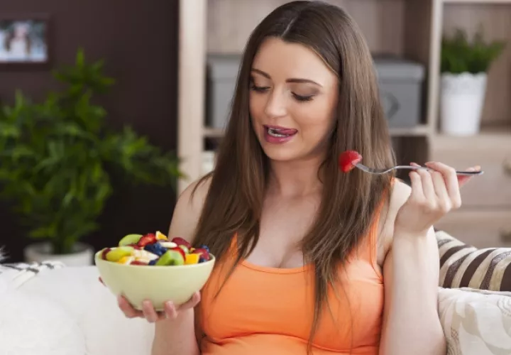 Las mujeres que desean embarazarse necesitan nutrientes como hierro, entre otros. Foto:  Ilustrativa / Freepik