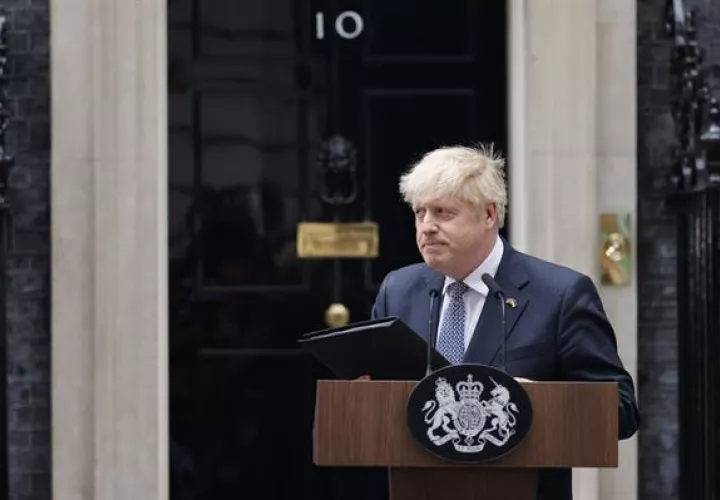 Primer ministro británico, Boris Johnson, anunciando su dimisión.