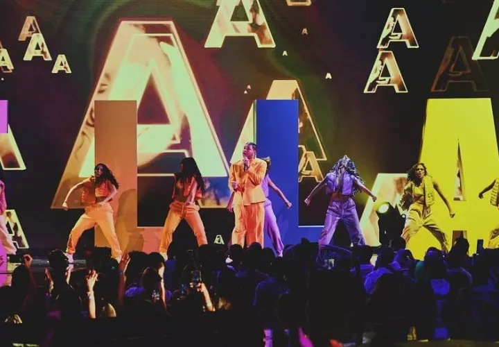 'Boza' en la tarima de Premios Juventud 2022. Foto: Instagram