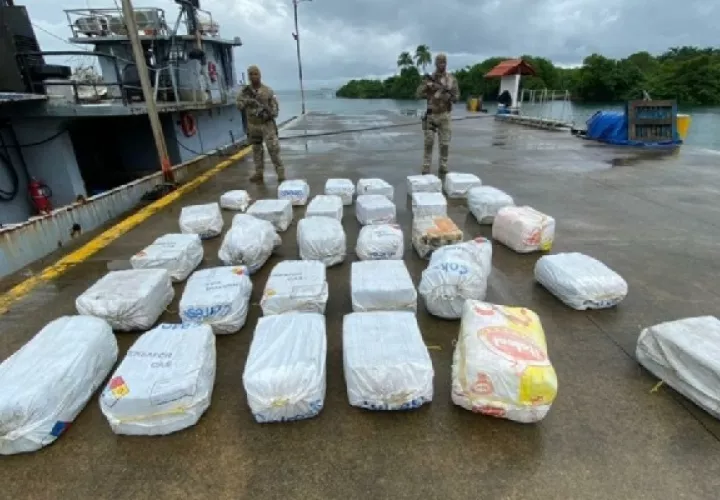 La droga estaba dentro de sacos color blanco, los cuales fueron trasladados a la base del Senan, en Sherman, Cristóbal, Colón, para ser custodiada, al igual que la lancha rápida que llevaba la carga ilícita.