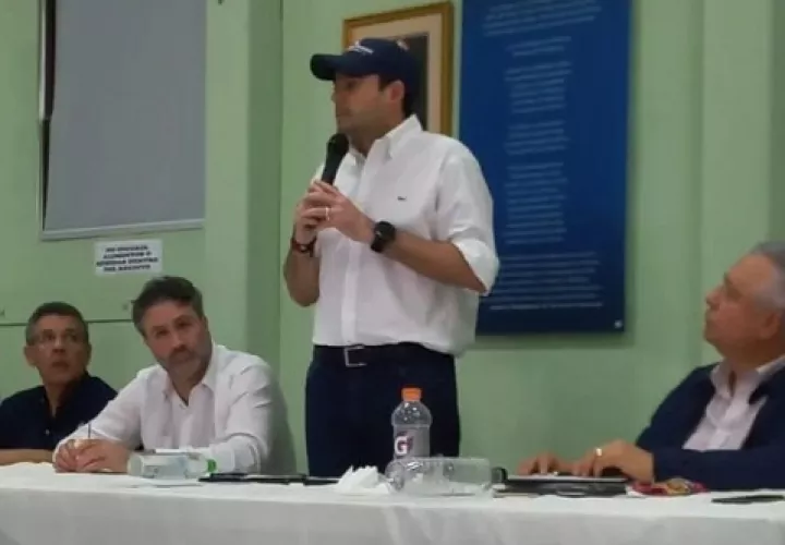 El vicepresidente Carrizo estuvo brevemente en la mesa de diálogo en Santiago. Foto: Melquiades Vásquez