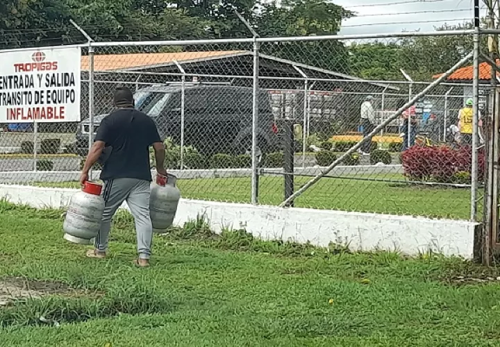 La empresa informó a la comunidad que solo se podía vender un tanque de gas licuado de 25 libras por persona. Foto. José Vásquez
