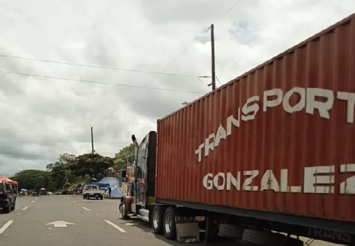 El camión de la compañía Moderna Comercial, S.A. se encontraba varado desde el pasado 13 de julio en el sector de San Félix, donde grupos originarios mantienen un cierre indefinido de vías. Foto. Idaan