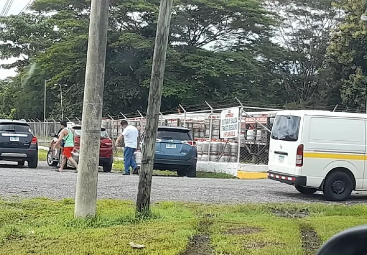 La población está solicitando a los gremios llegar a un acuerdo, ya que se está perjudicando directamente al pueblo con los cierres en la vía Interamericana. Foto. José Vásquez