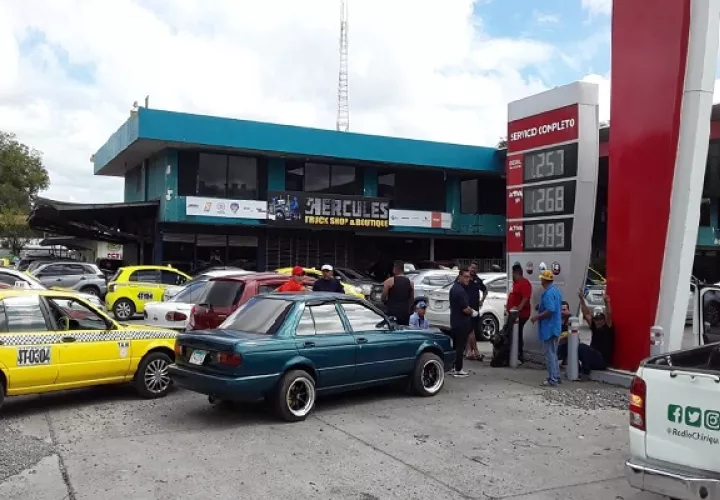 Mientras las carreteras sigan cerradas, los carros cisternas no podrán llegar hasta la refinería, para volver a Chiriquí. Foto. José Vásquez