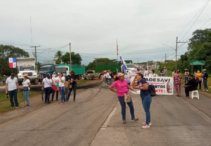 Muchas personas sienten temor de quedar atrapados de un lado u otro del puente sobre el río La Villa. Foto: Thays Domínguez