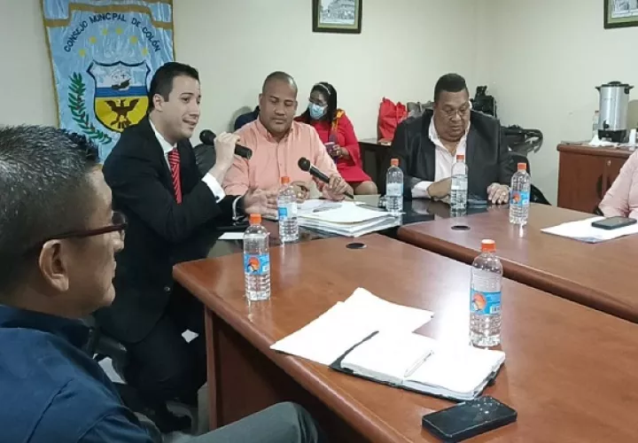 El director nacional del Banco Hipotecario Nacional (BHN), Gran Mac Córdoba, durtante una reunión precisó que las personas deben pagar por lo menos la tasa de aseo. Foto. Diomedes Sánchez