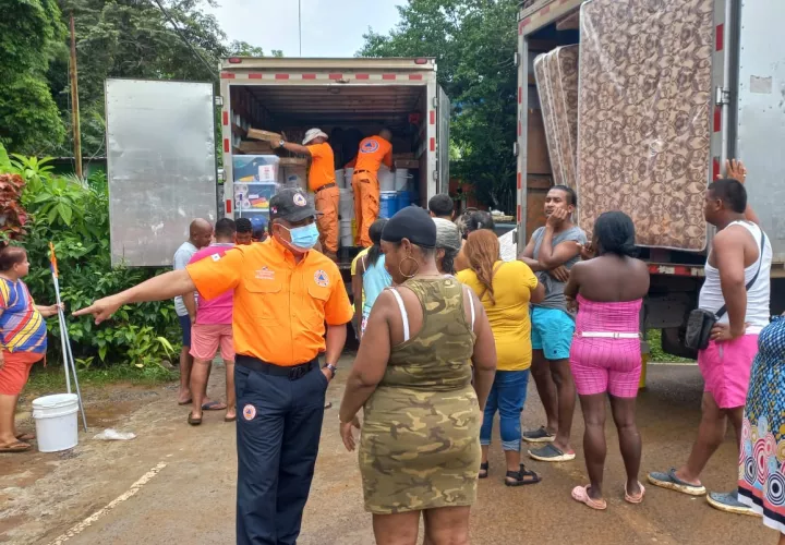 El Sinaproc entrega ayuda a las familias damnificadas por las lluvias en Colón. Foto. Sinaproc