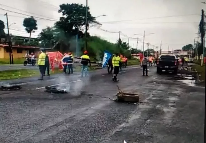 Las caminatas y cierres son la tónica del primer día de la semana en Colón. Diomedes Sánchez 