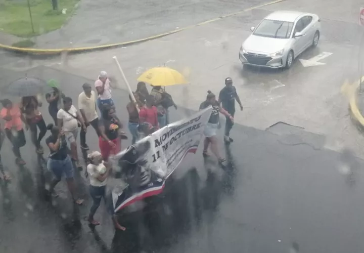 Pese a las lluvias salieron a manifestarse en la vía pública. Foto: Diomedes Sánchez 