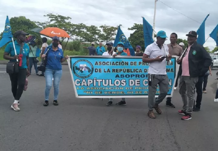 Los docentes gritaban consignas y pancartas en su caminata hasta el corredor. Foto: Diomedes Sánchez 