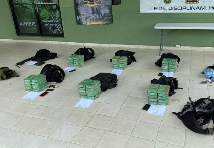 Las autoridades decomisaron 80 paquetes con presunta droga, armas de fuego. Foto. Senafront