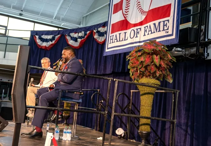 El dominicano David Ortiz (d), tres veces campeón de Grandes Ligas con los Medias Rojas de Boston, habla junto al director de comunicaciones del Salón de la Fama, Craig Mulder  (izq.). Foto:EFE
