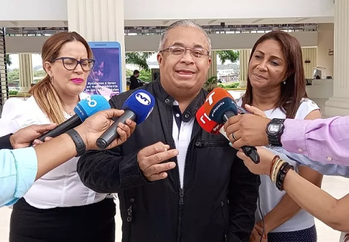 Roniel Ortiz, abogado de Ricardo Martinelli. Víctor Arosemena