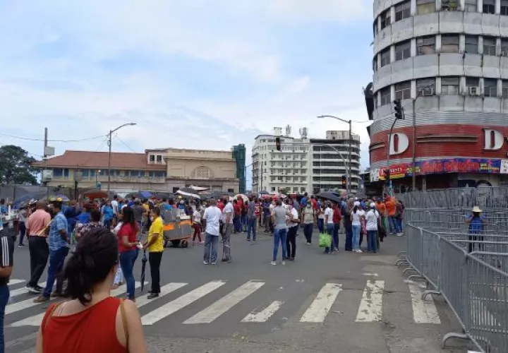 La Policía Nacional mantiene custodiada la Asamblea Nacional con vallas de hierro para evitar el paso de los manifestantes. Foto: Víctor Arosemena