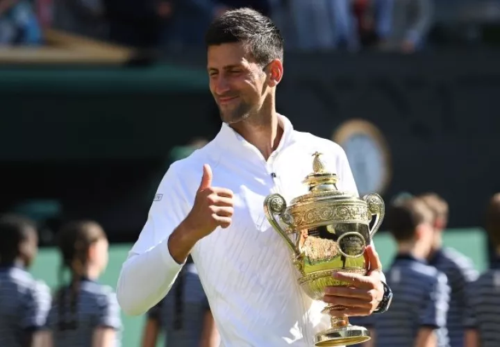 Novak Djokovic festeja con el trofeo en  Wimbledon. Foto:EFE