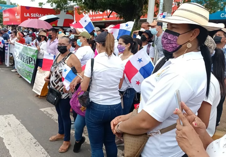 Los educadores caminaron hasta la Gobernación de Veraguas. Foto: Melquiades Vásquez 