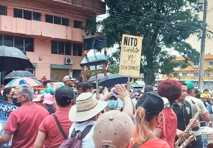 Los educadores coreaban consignas en contra del Gobierno. Foro: Eric A. Montenegro