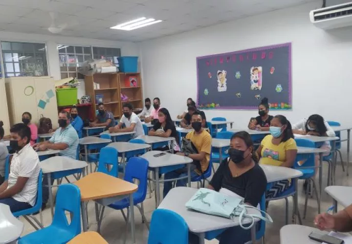 La educación de jóvenes y adultos se ofrece a la población mayor de 15 años que no ha tenido la oportunidad de recibir la enseñanza. Foto: Cortesía Meduca